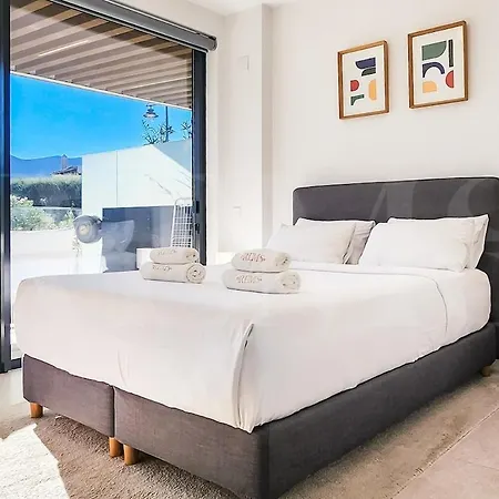 Beachside With Terrace And Pool Rems Appartement