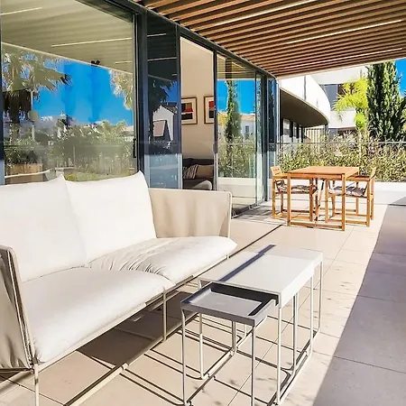 Beachside With Terrace And Pool Rems Appartement