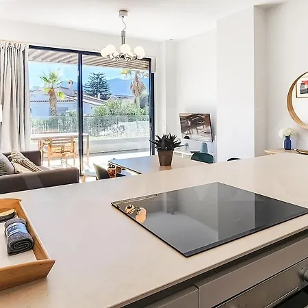 Beachside With Terrace And Pool Rems Appartement *