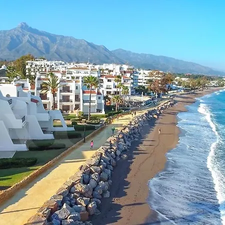 Beachside With Terrace And Pool Rems Appartement